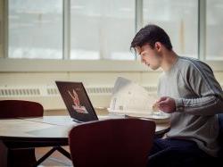 密歇根州立大学的学生在电脑上阅读和工作