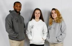 三个学生穿着灰色、白色和深灰色的运动衫. 都说十大博彩推荐排名州立大学校园周围有黑色的红鹰标志