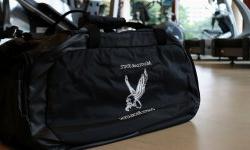 黑色的montlcair州立校园休闲行李袋与白色的红鹰标志