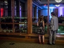 两位客人在会议中心宴会厅欣赏纽约市的壮丽景色.