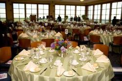 2006年校庆晚宴在大学礼堂会议中心举行. 一些桌子上摆放着餐位卡和餐具.