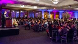 2014基金会年度奖学金晚宴. 桌子和椅子设置在夜间活动，周围有多种颜色的灯光. 会议中心主宴会厅的众多设备之一.