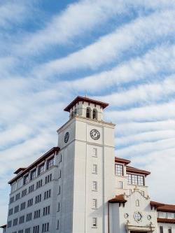 蓝天映衬下的大学礼堂钟楼外观.