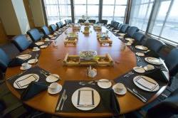 总统餐厅在大学大厅的会议中心布置好了餐具和菜单.