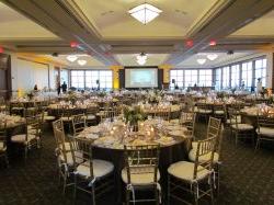 主宴会厅布置了金色和白色的椅子和用餐设备.