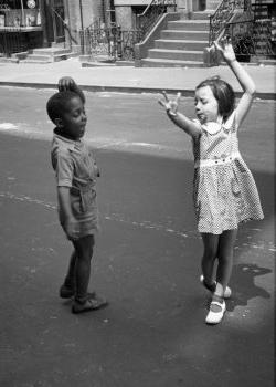 海伦·莱维特-两个跳舞的孩子. 1940