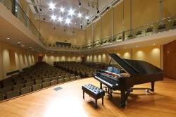 前景中有钢琴的莱肖维茨音乐厅