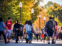 学生们在十大博彩推荐排名州立大学的一条主干道上散步.